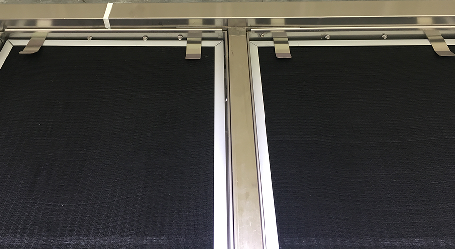 安裝快捷方便的擋沙網(wǎng)緊固件（上方）。