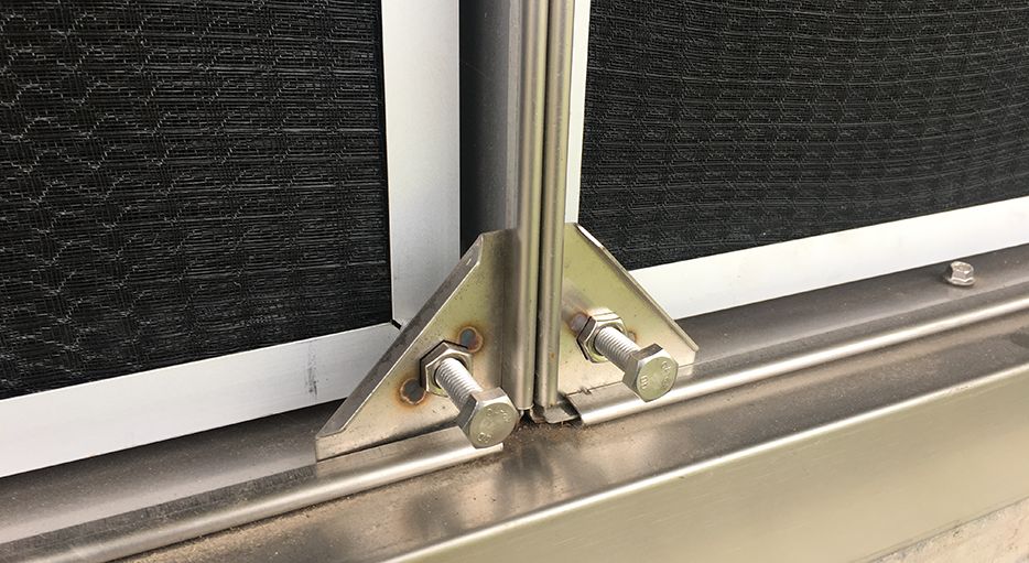 安裝快捷方便的擋沙網(wǎng)緊固件（下方）。