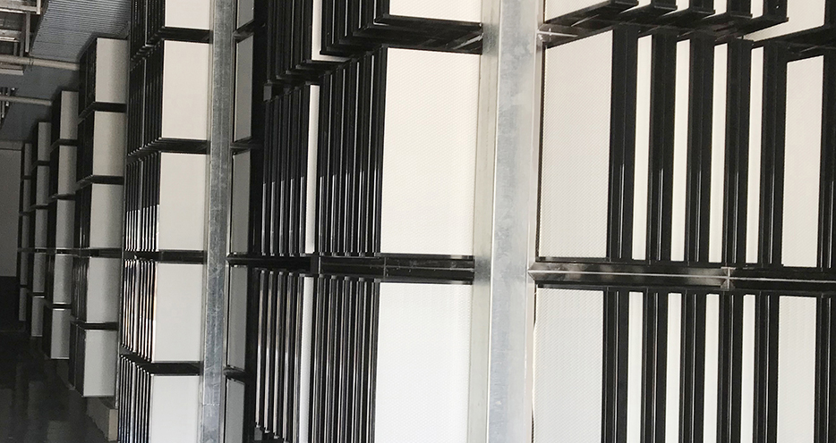 建設中Antibio系統(tǒng)主過濾墻出風面（亞高效主過濾器）。