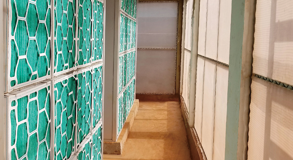 越南平福項(xiàng)目Antibio養(yǎng)豬場空氣過濾系統(tǒng)主過濾墻（進(jìn)風(fēng)面）。